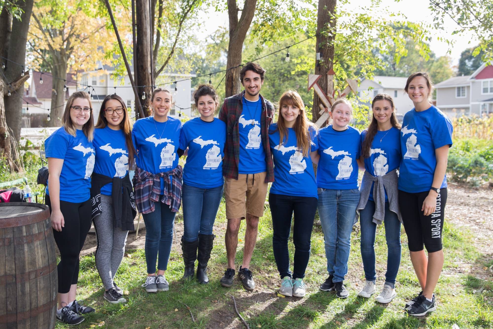 Group of GVSU students volunteering